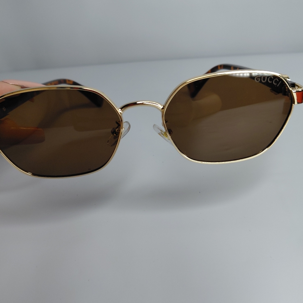 Gucci Elegant Gold Frame Sunglasses with Brown Lenses - Picture 4 of 10